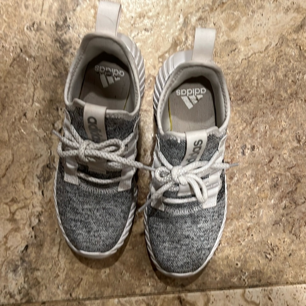 Adidas blk/ white sneakers